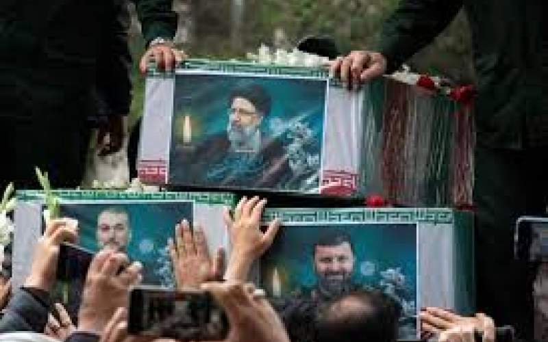 گریه دولتمردان هنگام ورود پیکر شهدا به تهران