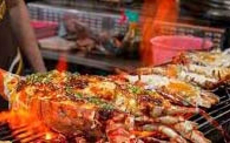 غذای خیابانی در تایلند؛ پخت خرچنگ کبابی