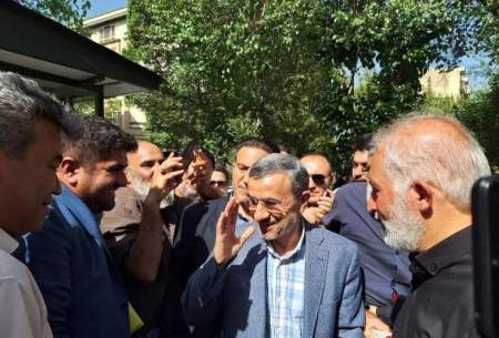 تصاویر حضور احمدی نژاد و تعدادی از طرفدارانش