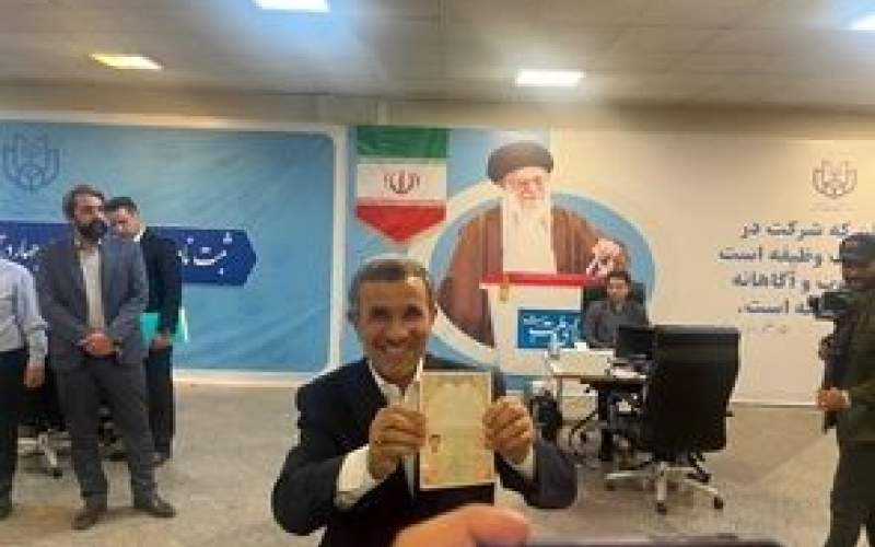 ژست احمدی‌نژاد،هنگام نشان دادن شناسنامه‌اش