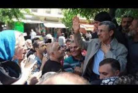 ابراز محبت مردم به محمود احمدی‌نژاد در بازار تهران