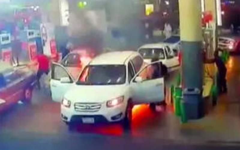 آتش گرفتن خودروی سانتافه در پمپ بنزین