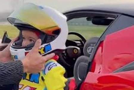 رانندگی پسربچه ۳ساله با خودروی لوکس فراری
