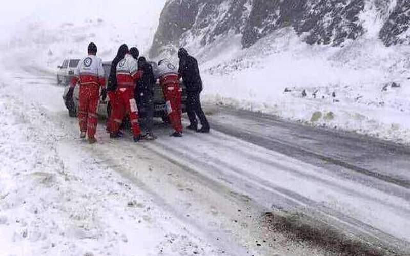 امدادرسانی به خودرو‌های گرفتار در برف خلخال