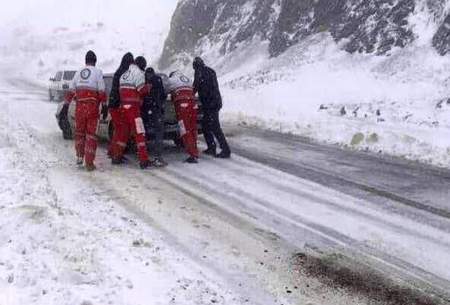 امدادرسانی به خودرو‌های گرفتار در برف خلخال