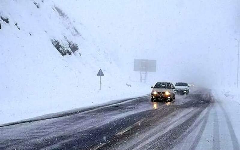 برف و باران در جاده‌های ۱۵ استان کشور