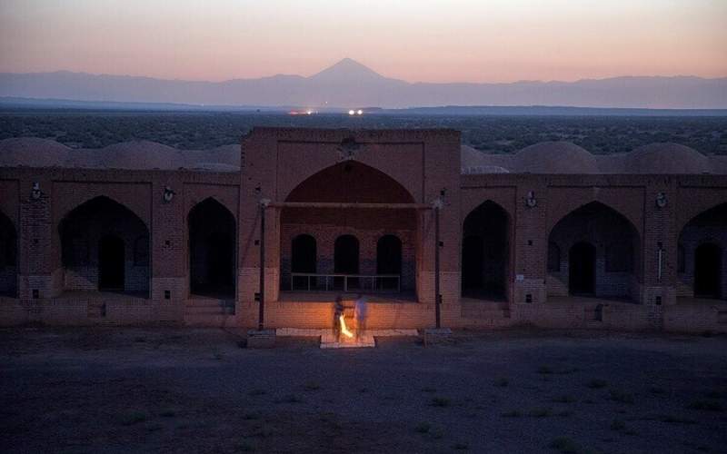 تعطیلی کاروانسرای دیرگچین به علت برپایی «کنسرت فرضی» پرستو احمدی