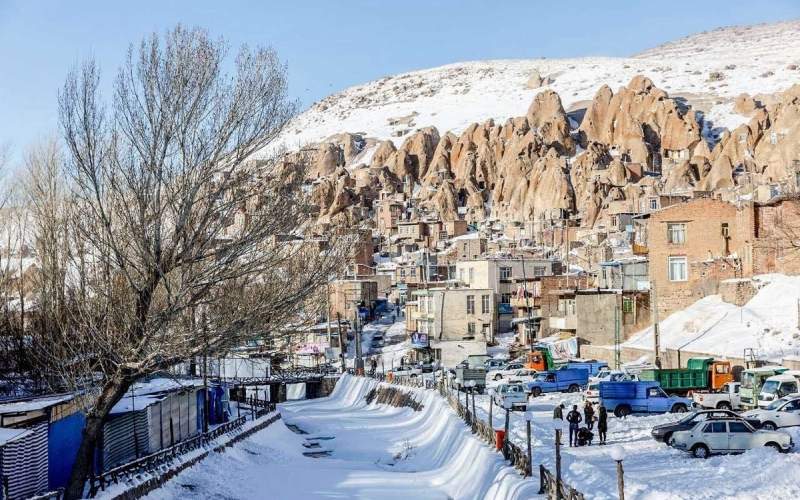 بارش شدید برف در یک روستای تاریخی