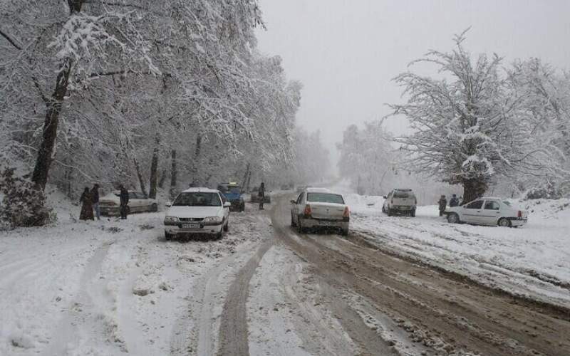 برف و باران در جاده‌های ۱۸ استان کشور