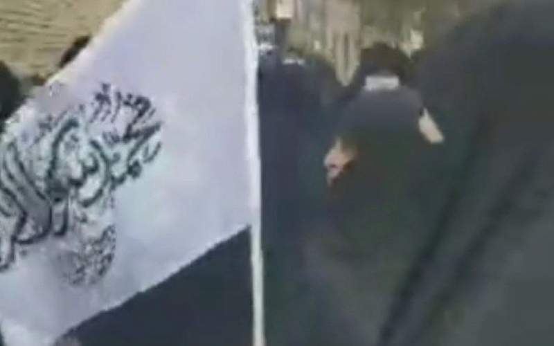 تجمع حامیان قانون حجاب در قم با پرچم طالبان!