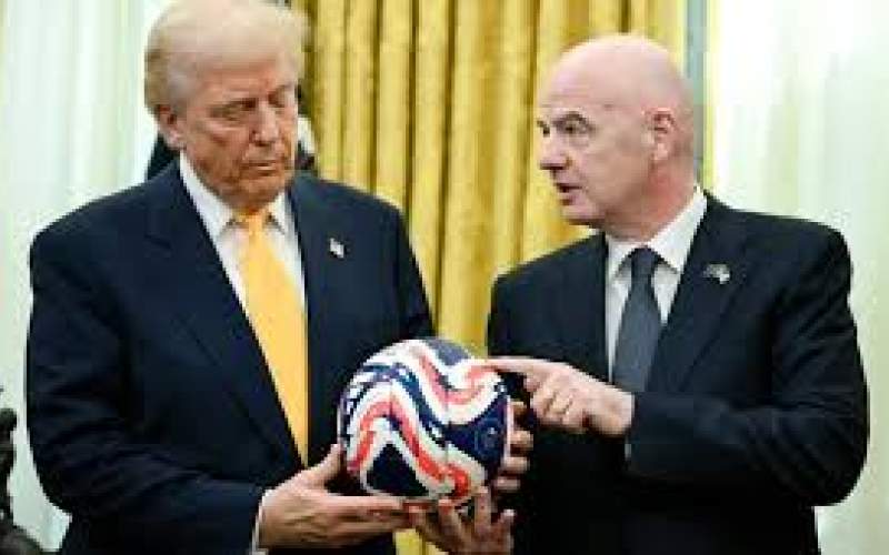 رئیس فیفا توپ جام جهانی را به ترامپ هدیه داد
