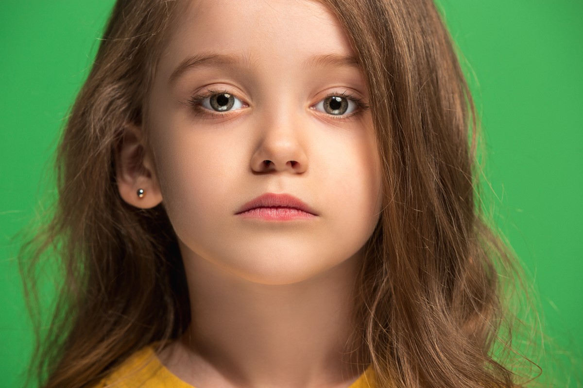 کودکی با چشم های رنگی