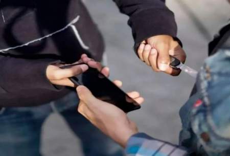 لحظه ناباورانه سرقت گوشی در پمپ بنزین