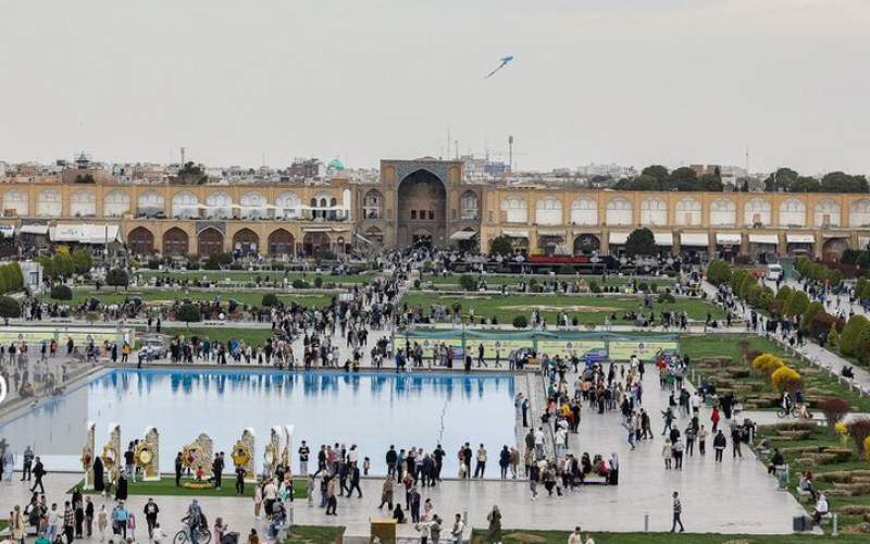 مسافران نوروزی در میدان نقش جهان  