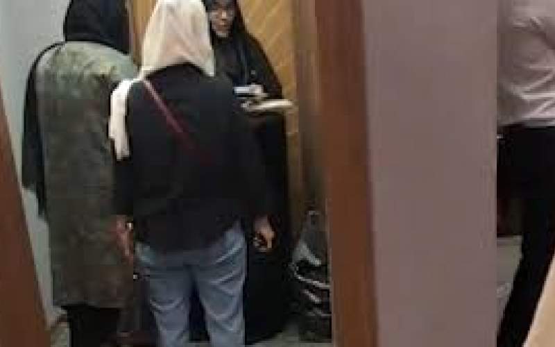 فروش شال یک‌بار‎مصرف در یک کنسرت حاشیه‌ساز شد!