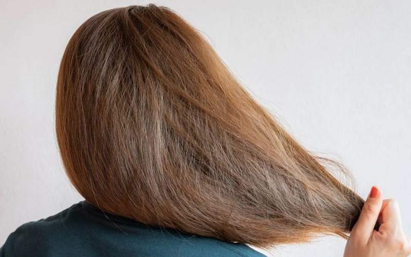 چه چیزی باعث خشکی مو می‌شود؟