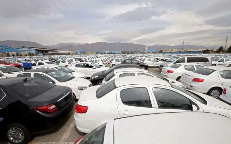 قیمت دلار پایین آمد اما خودرو همچنان رو به گرانی است