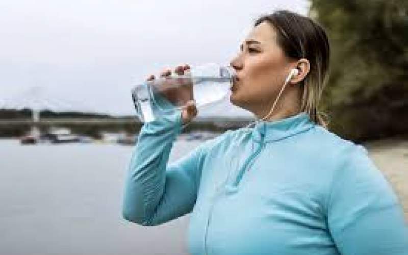 چه زمانی باید آب سرد، گرم یا ولرم بنوشیم؟