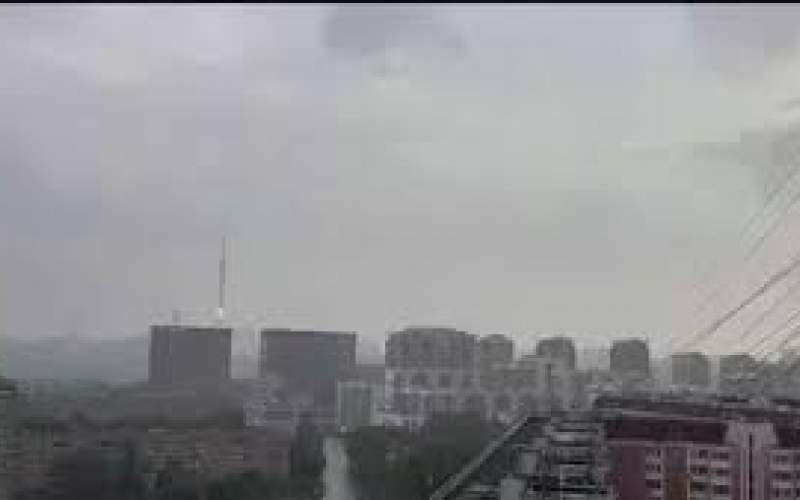 لحظه عجیب برخورد مستقیم صاعقه به برج مخابراتی اوستانکینو در مسکو!