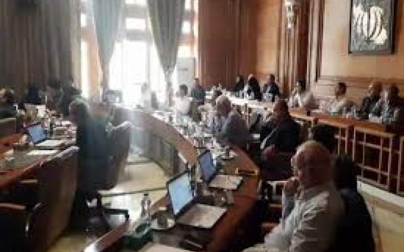 انتقاد کنایه‌آمیز ناصر امانی: دعوت به مراسم جشن غدیر با وعده هندوانه درست نیست