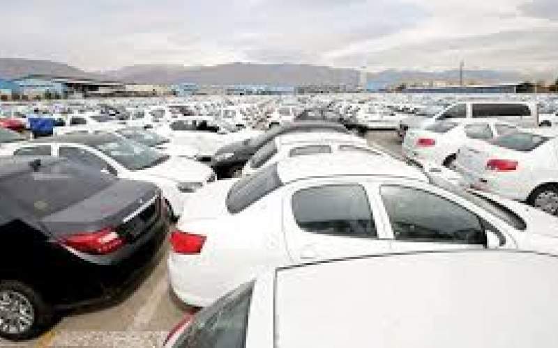 خریداران در صف طولانی تحویل خودرو