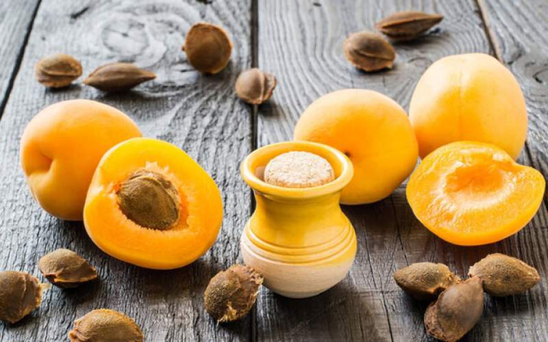 هسته زردآلو را بخوریم یا نه؟