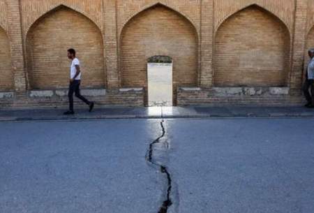 تَرَک‌های ناشی از فرونشست سالانه ۱۵ تا ۱۸ سانتی‌متری روی ستون‌های سی‌وسه پل؛ آغاز مهاجرت از اصفهان به‌دلیل مشکلات محیط زیستی