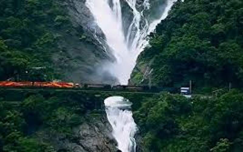 عبور قطار از دل آبشار دودساگار