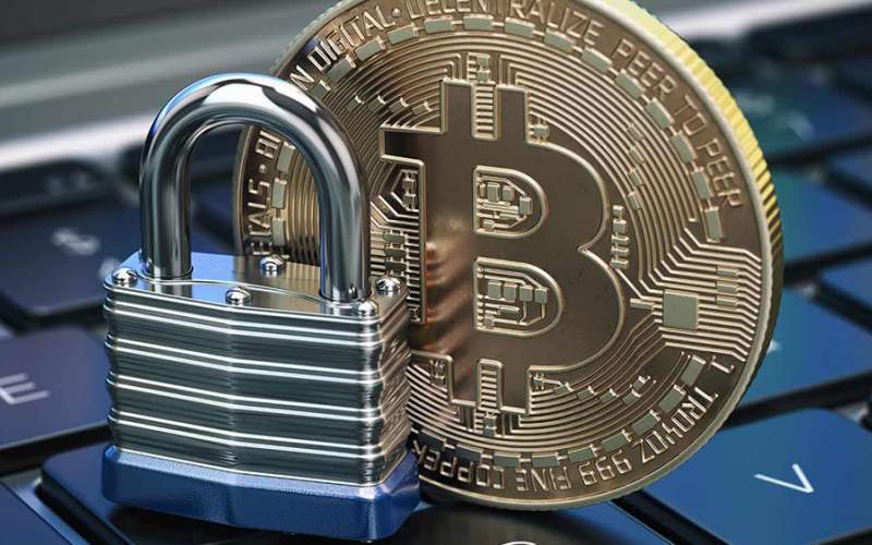تصویر گرافیکی از قفل دیجیتال روی نماد بیت‌کوین که نشان‌دهنده‌ی امنیت دارایی دیجیتال