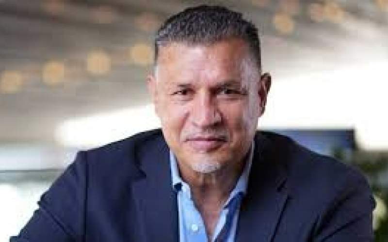 کودک سرطانی در آغوش علی دایی: دیگر آرزویی ندارم