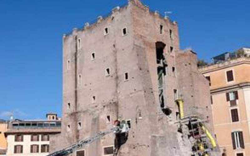 لحظه فروریختن برج تاریخی در قلب رم