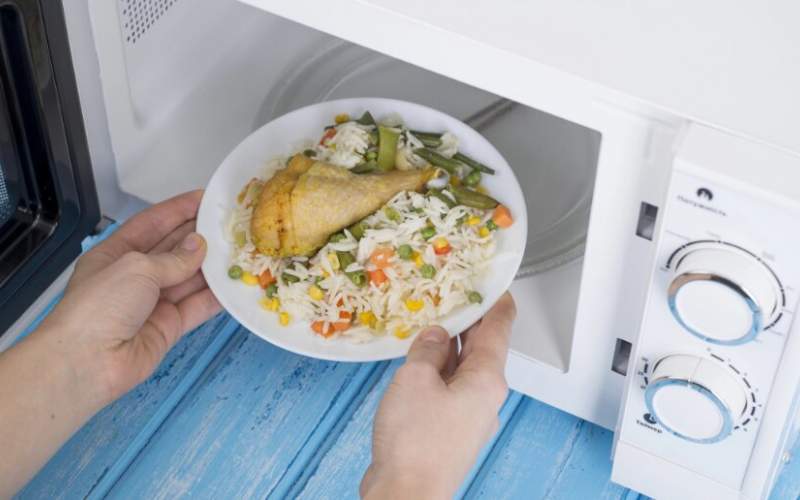 آیا مایکروویو مواد مغذی غذا را از بین می‌برد؟