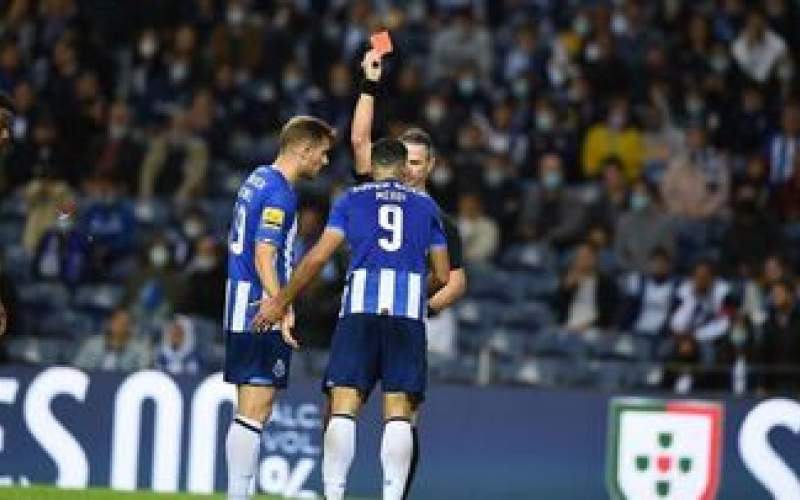 عجیب‌ترین روش برای ارعاب داور در فوتبال جهان!