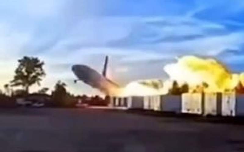 لحظه سقوط هواپیمای باری در آمریکا