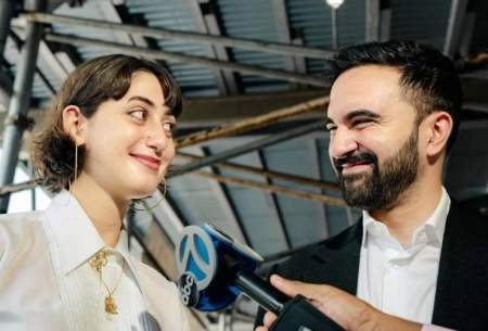 زهران ممدانی، در کنار راما دواجی، همسرش