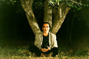 بازی بی‌نظیر همایون ارشادی در درخت گلابی  