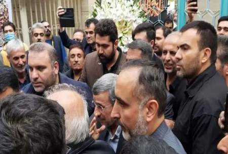 ظاهر غیرمنتظره احمدی‌نژاد در ختم خواهرش