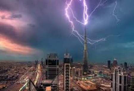 برخورد صاعقه به آسمان خراش برج خلیفه
