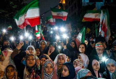 پلاکاردی عجیب در یکی از تجمعات