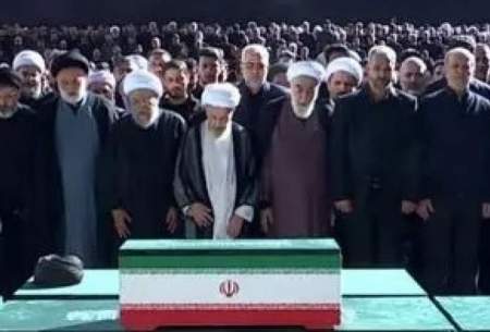 قابی از لحظهٔ آغاز اقامهٔ نماز بر پیکر رهبر انقلاب