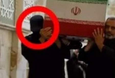 فرد با چهره پوشیده در روز تشییع رهبر شهید چه کسی بود؟