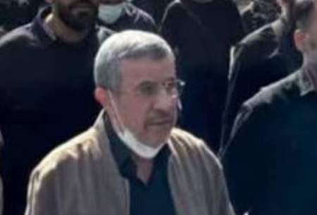 احمدی نژاد پس از ماهها غیبت در انظار عمومی، در مراسم تشییع رهبر شهید حضور یافت