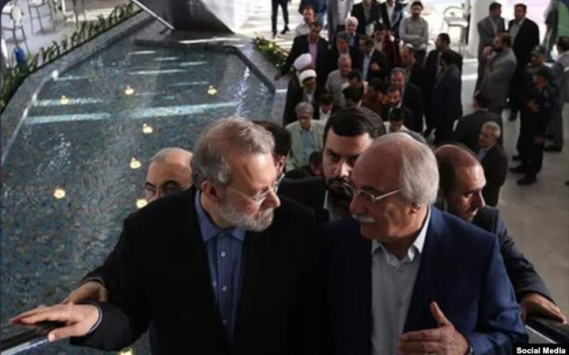 تصویری از افتتاح کافهرستورانهای ماه و مه در قم با حضور علی لاریجانی، رئیس وقت مجلس شورای اسلامی (چپ) و محمد ساعدینیا، مالک این مجموعه (راست) تصویری از افتتاح کافهرستورانهای ماه و مه در قم با حضور علی لاریجانی، رئیس وقت مجلس شورای اسلامی (چپ) و محمد ساعدینیا، مالک این مجموعه (راست)