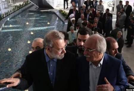 تصویری از افتتاح کافه‌رستوران‌های ماه و مه در قم با حضور علی لاریجانی، رئیس وقت مجلس شورای اسلامی (چپ) و محمد ساعدی‌نیا، مالک این مجموعه (راست)