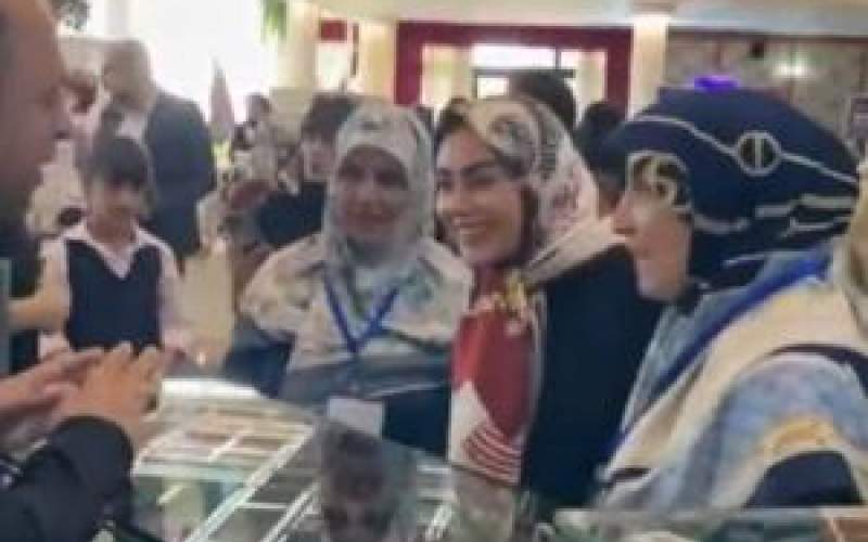 زنان و دختران مقامات حکومت در بازارچه خیریه! زنان و دختران مقامات حکومت در بازارچه خیریه!
