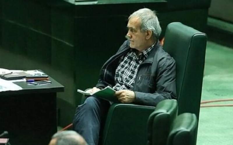 به گزارش خبرآنلاین؛مجتبی زارعی، نماینده تهران، در پیامی درباره اتفاقات آن شب نوشت: &laquo;دیشب مجلس بر دهان طراح کودتا علیه دولت مستقرِ مورد حمایت ولی&zwnj;فقیه زد! همچنین دیشب طراح فراخوان&zwnj;ها علیه قوه مقننه با اطلاعات جدید قالیباف رسوا شد!&raquo;